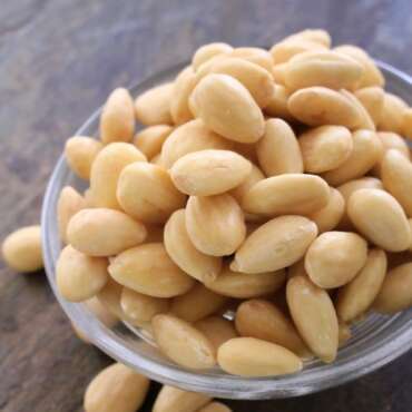 Whole Raw Almonds (Without Skin)